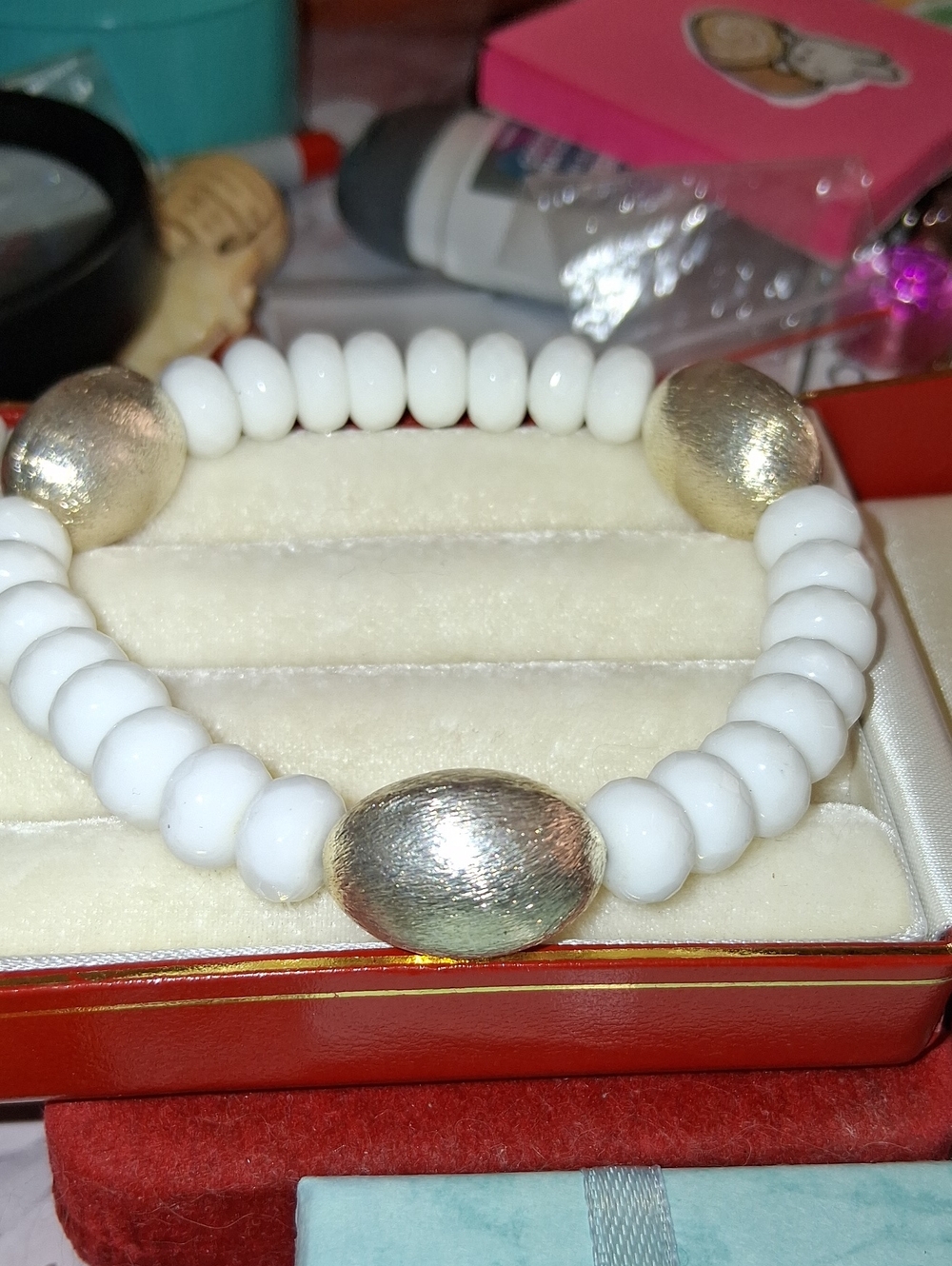 Source Unknown White Bead Bracelet with Brushed Gold Accent Beads